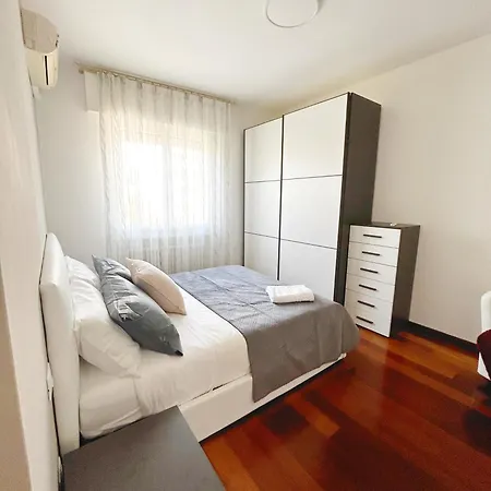 Orange Apartment *